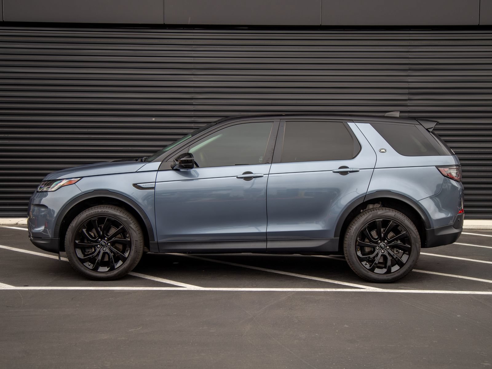 Used 2022 Land Rover Discovery Sport SE AWD/4WD image 2