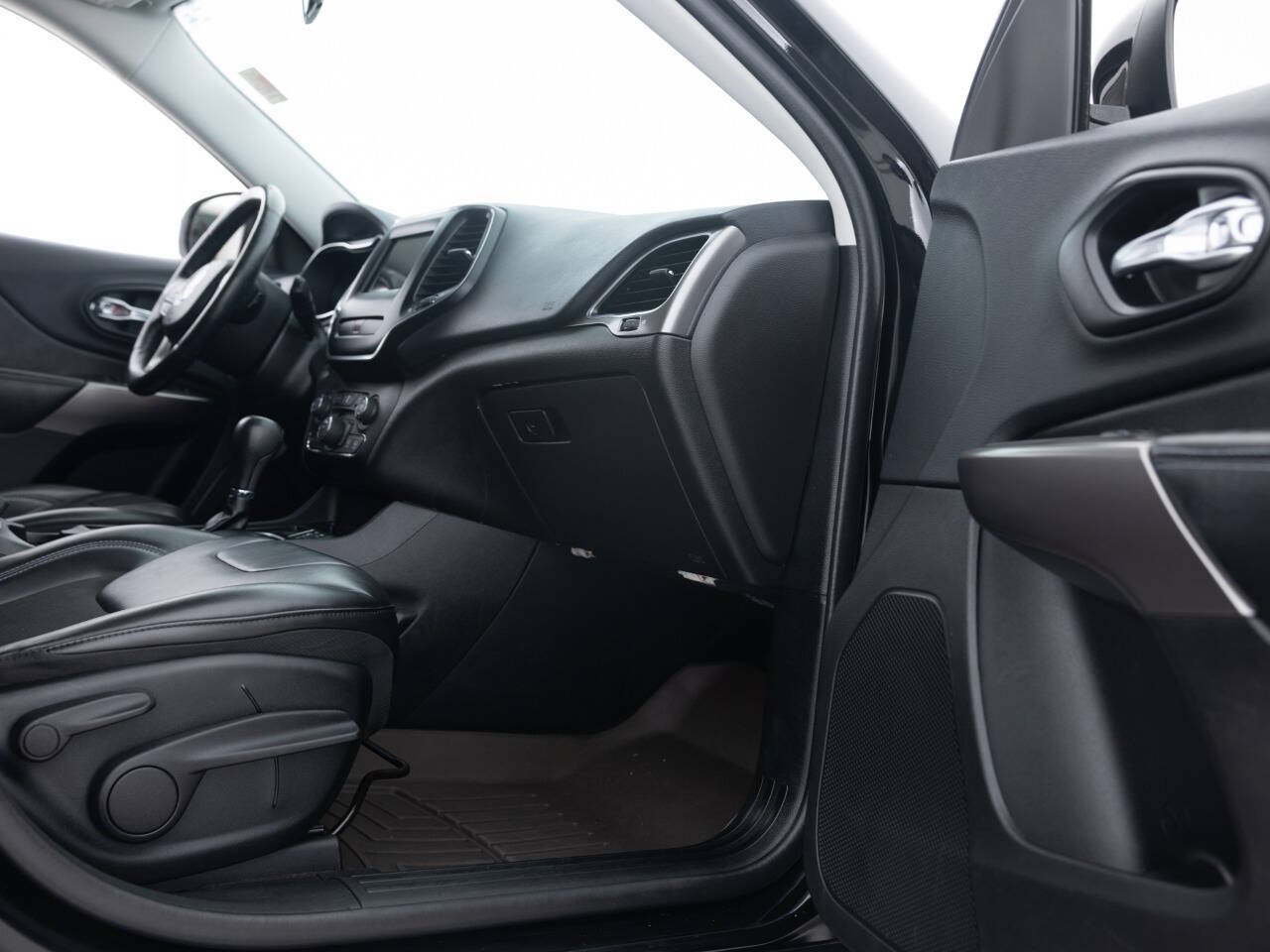 Used 2019 Jeep Cherokee Latitude Plus w/ Cold Weather Group FWD image 30