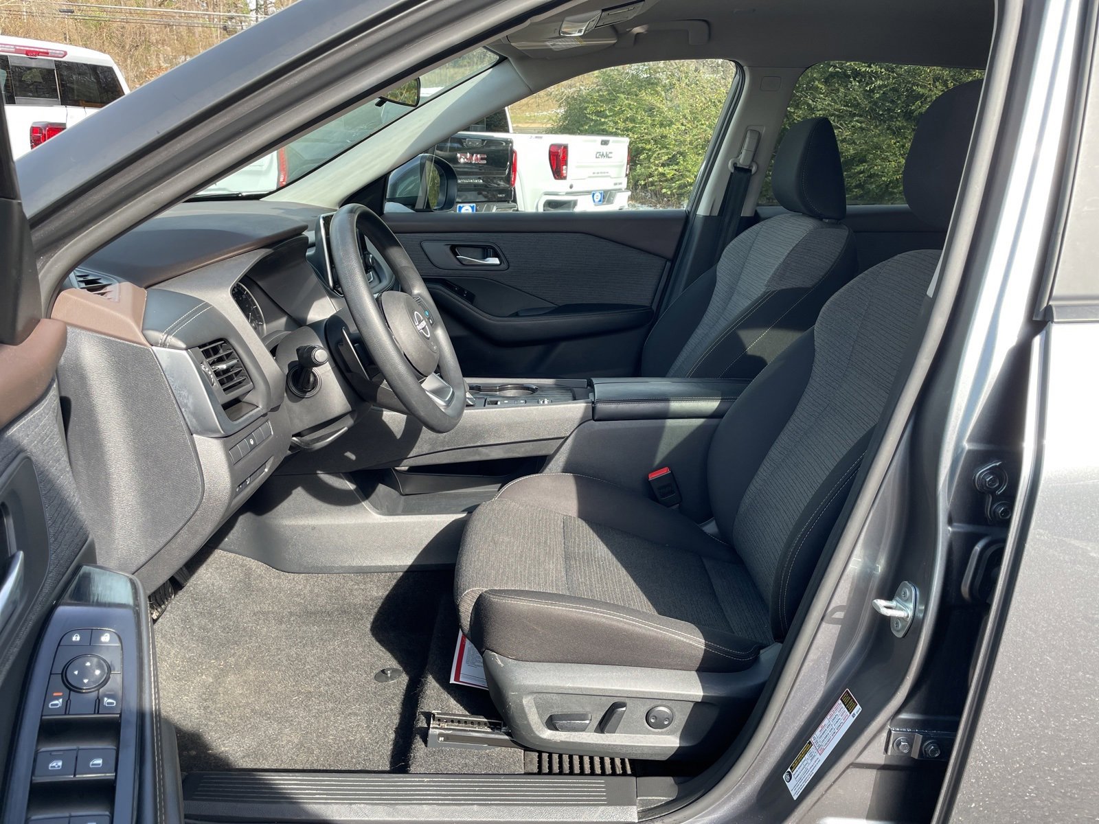 Used 2023 Nissan Rogue SV image 11