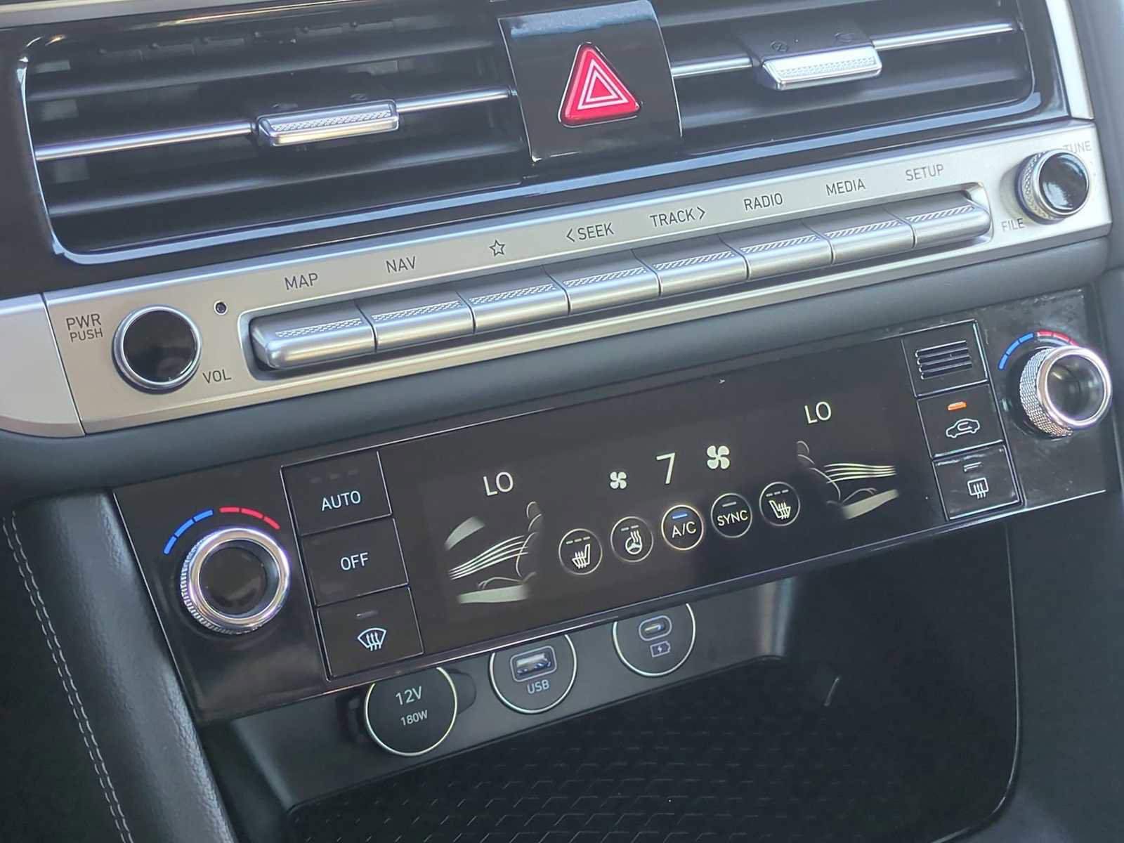 Used 2025 Genesis G70 2.5T image 18