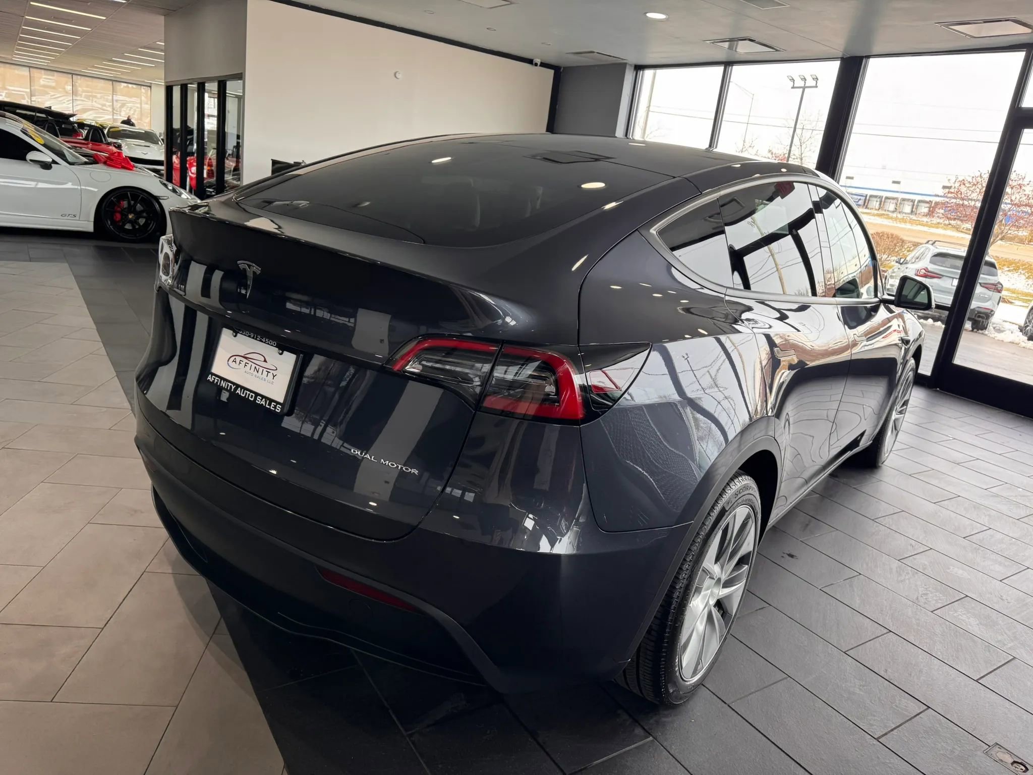 Used 2024 Tesla Model Y Long Range AWD/4WD image 5