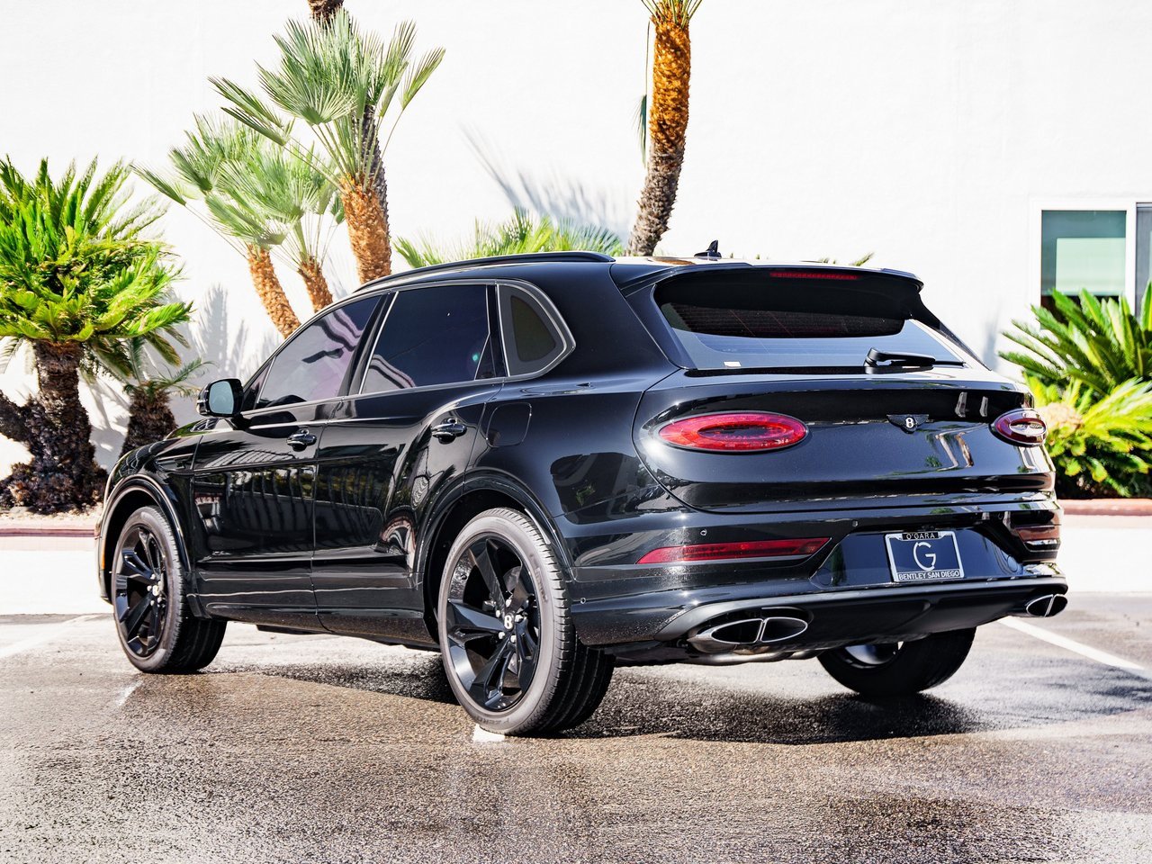 Used 2023 Bentley Bentayga Plug-In Hybrid image 3