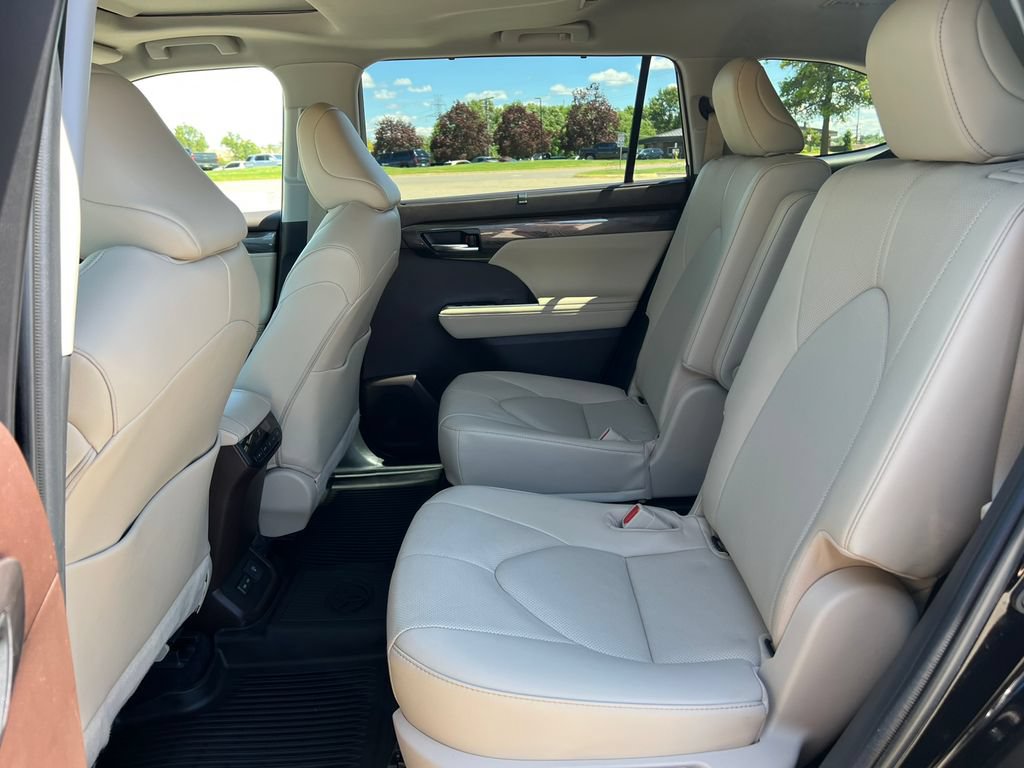 Used 2022 Toyota Highlander Limited AWD/4WD image 4