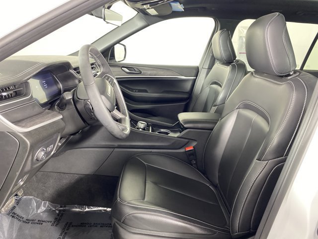Used 2025 Jeep Grand Cherokee L Limited w/ Black Appearance Package AWD/4WD image 17