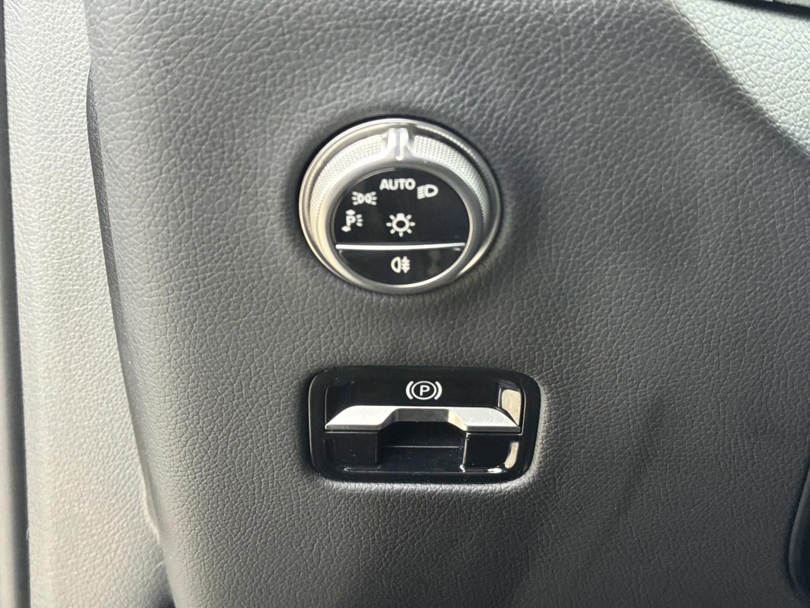 Used 2025 Mercedes-Benz GLC 300 4MATIC image 21