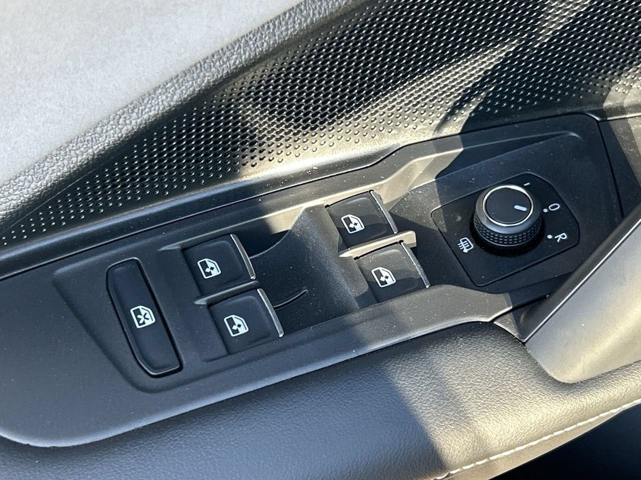 New 2026 Volkswagen Tiguan SE R-Line FWD image 17