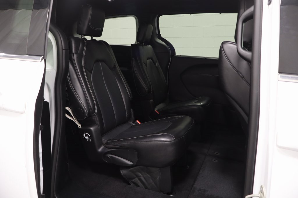 Used 2025 Chrysler Pacifica Select image 16