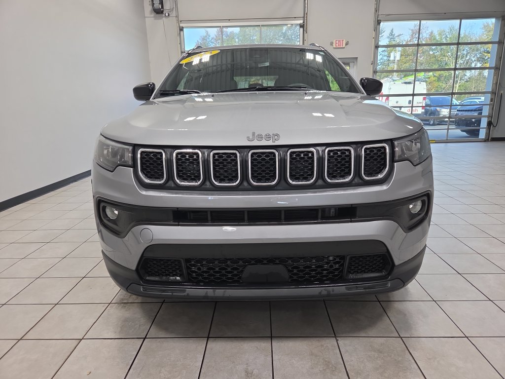 Used 2023 Jeep Compass Latitude AWD/4WD image 7