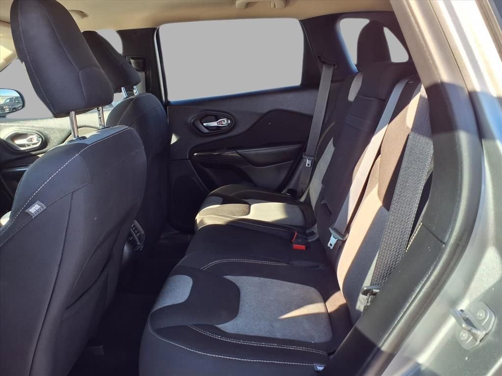 Used 2016 Jeep Cherokee Sport image 22