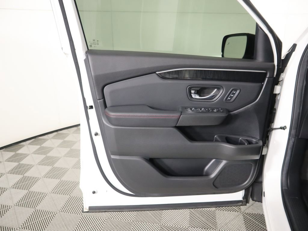 Used 2025 Honda Pilot Black Edition image 24