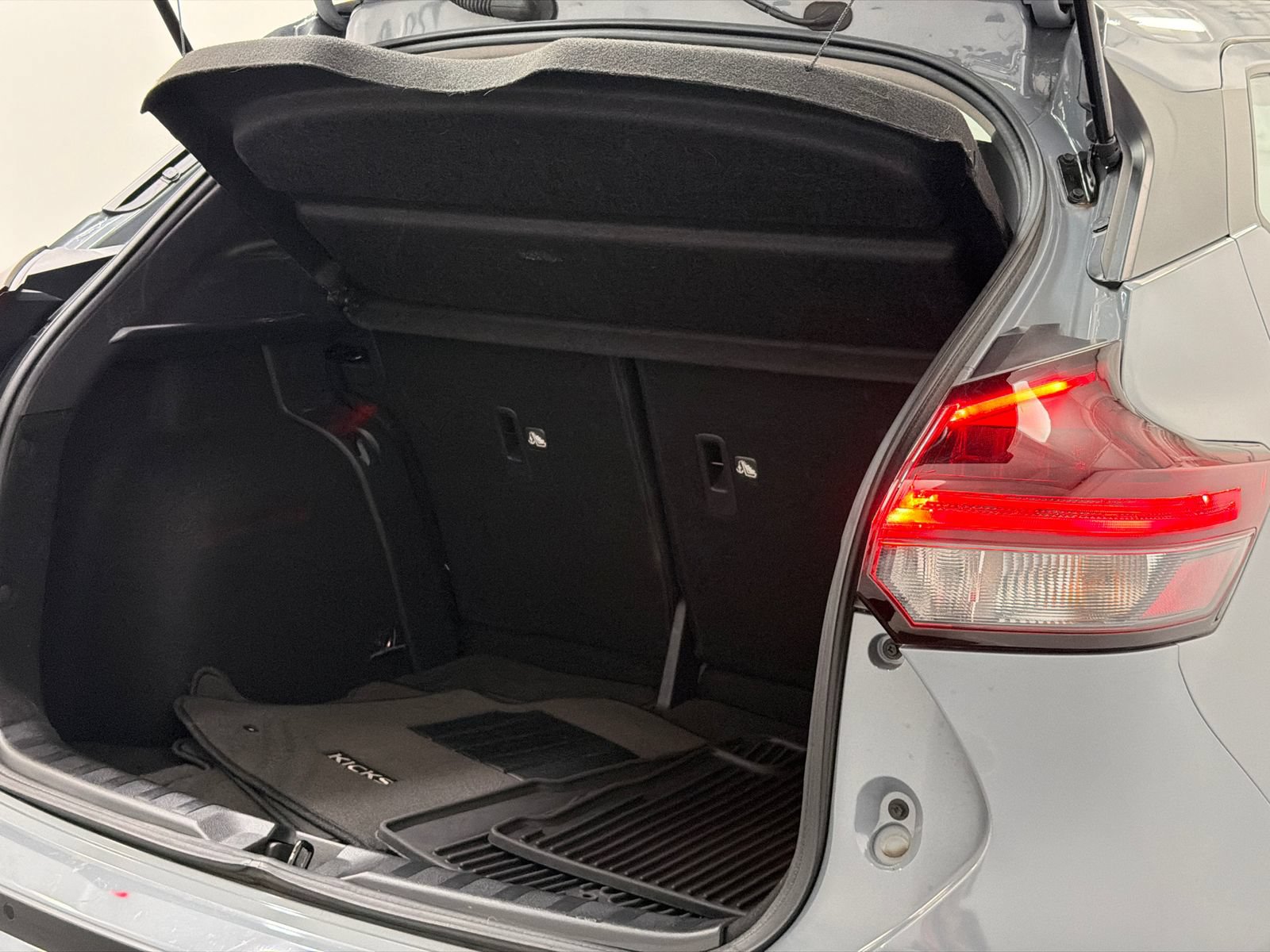Used 2021 Nissan Kicks SR w/ SR Premium Package FWD image 9