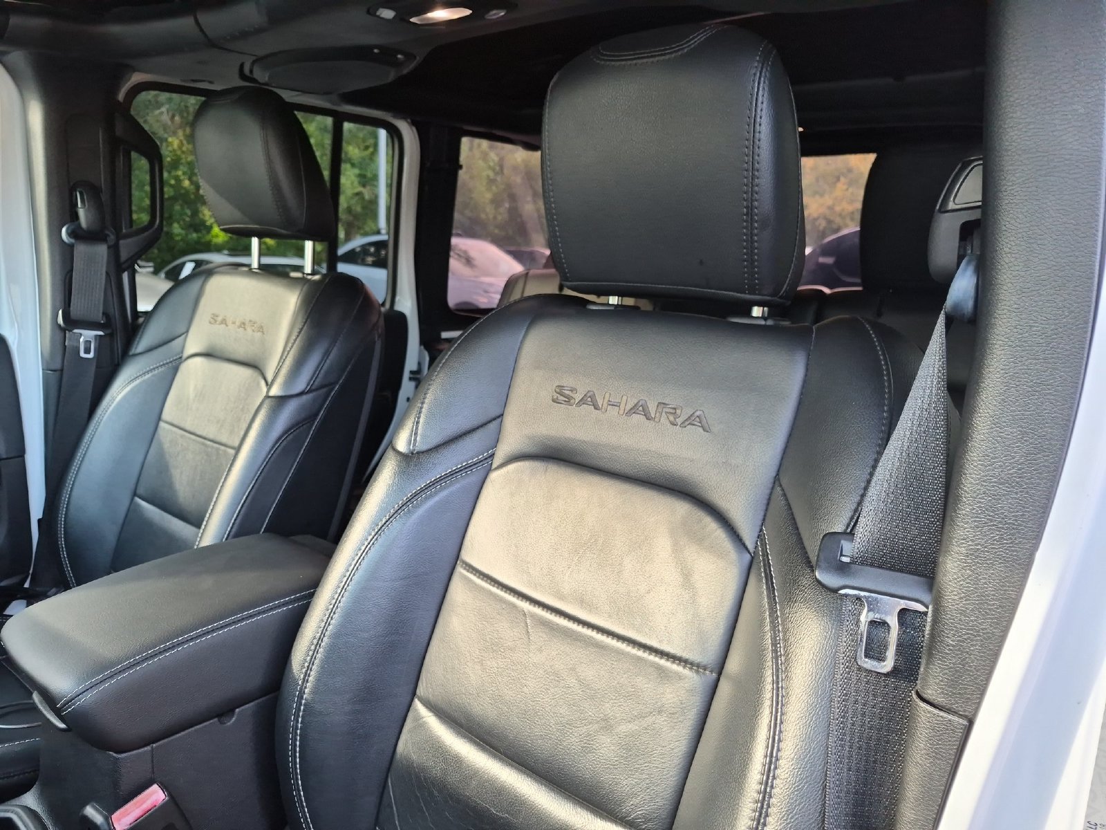 Used 2018 Jeep Wrangler Unlimited Sahara AWD/4WD image 13