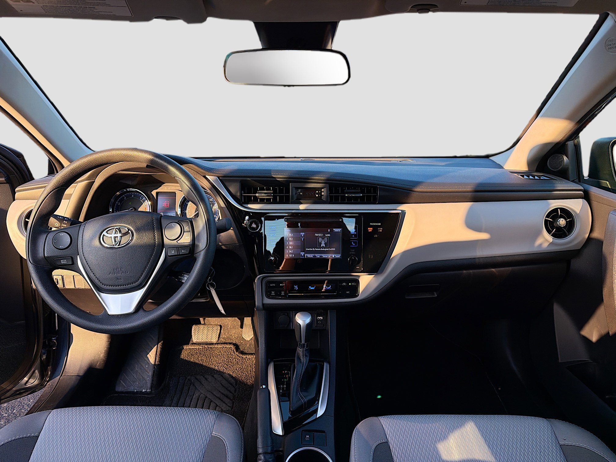 Used 2017 Toyota Corolla LE image 4