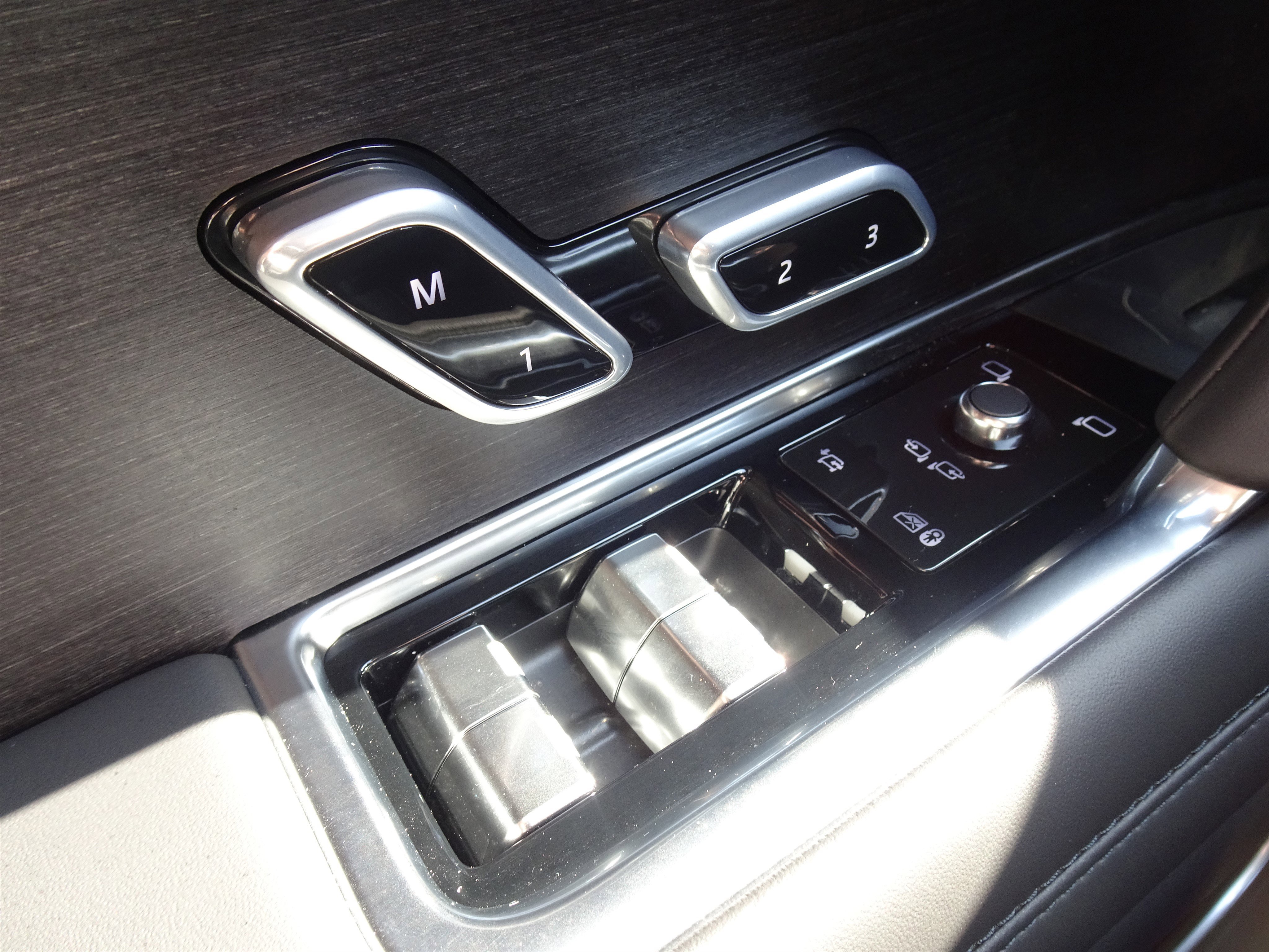 Certified 2025 Land Rover Range Rover SE image 34