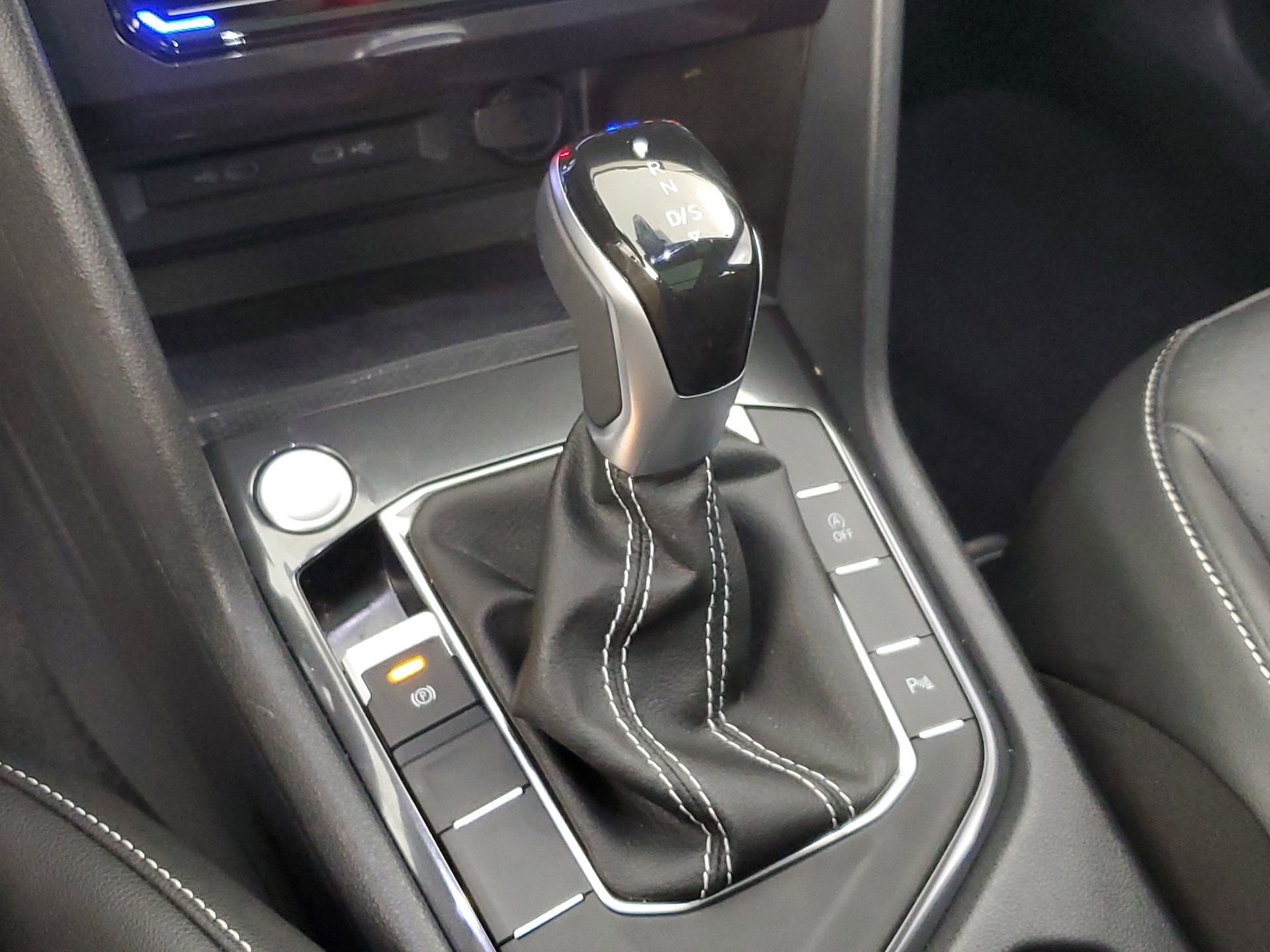 Used 2023 Volkswagen Tiguan SE R-Line image 38