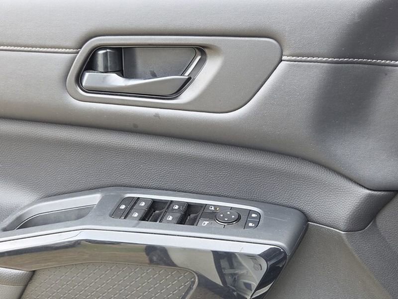 Used 2024 Nissan Pathfinder SV FWD image 27