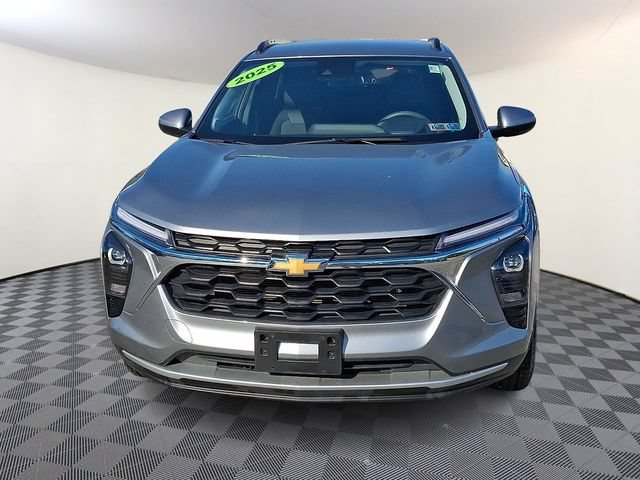 Used 2025 Chevrolet Trax LT FWD image 2