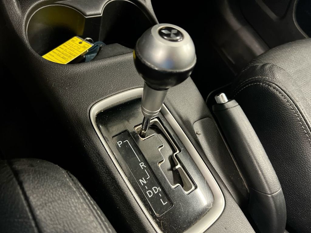 Used 2016 Mitsubishi Outlander SE image 17