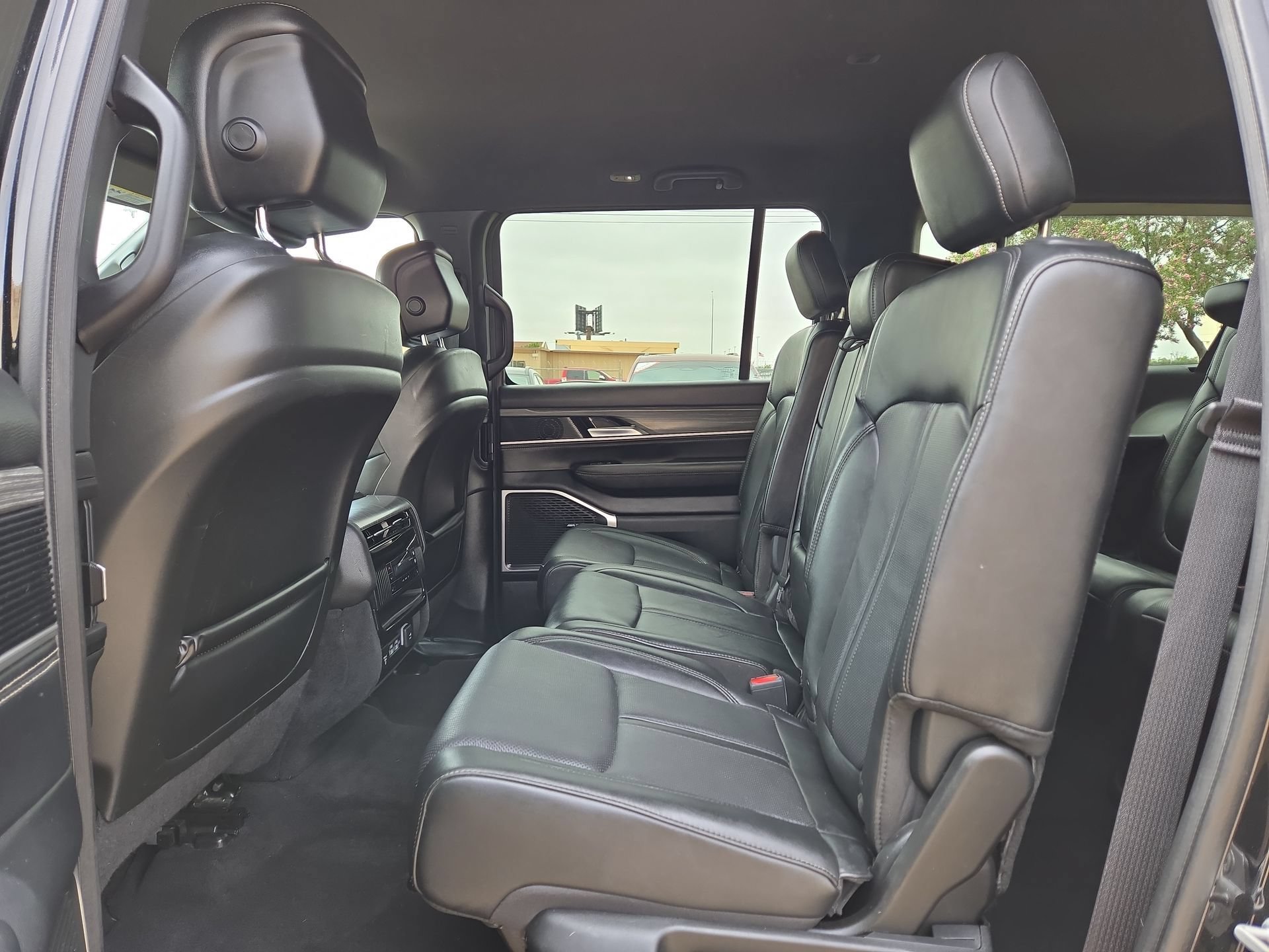 Used 2024 Jeep Wagoneer L Series III w/ Flexible Seating Group AWD/4WD image 13