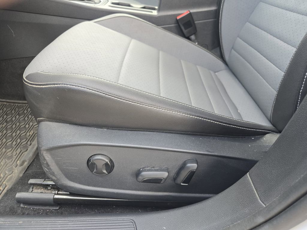 Used 2025 Volkswagen Jetta SE w/ Black Wheel Package image 25