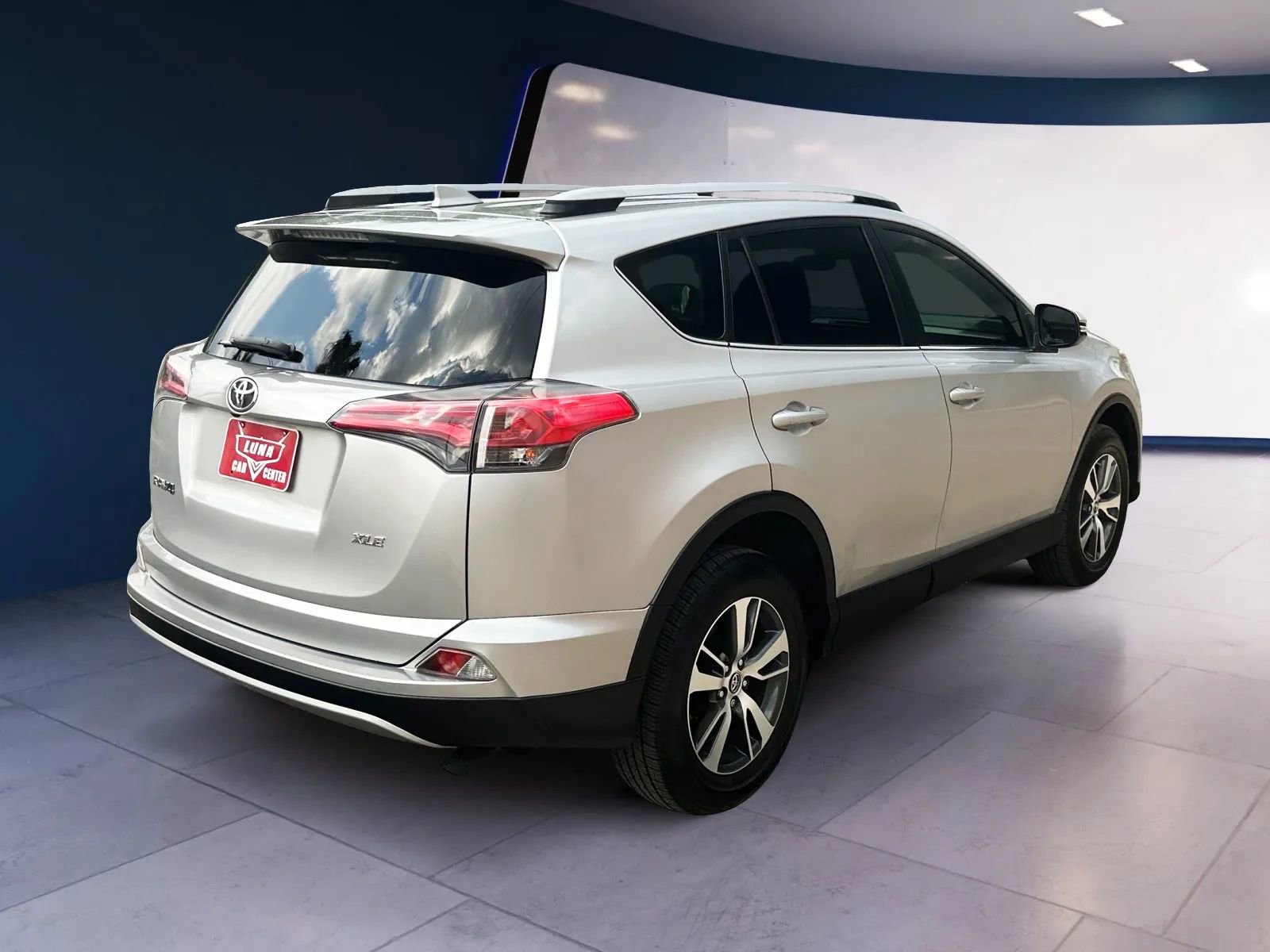 Used 2018 Toyota RAV4 XLE FWD image 5