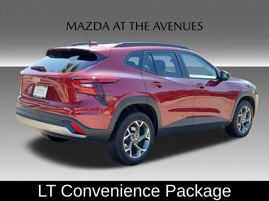 Used 2025 Chevrolet Trax LT w/ LT Convenience Package FWD image 3