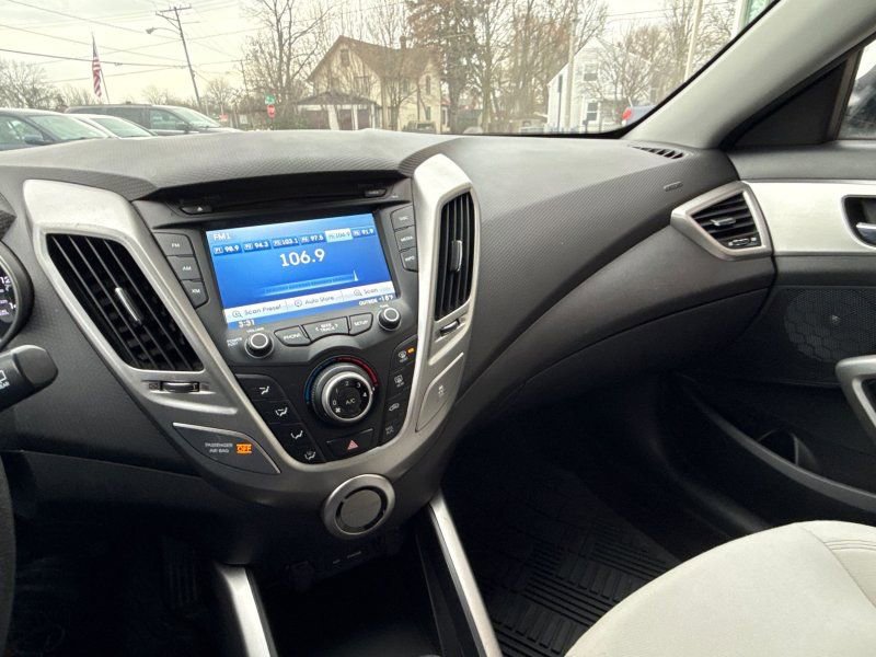 Used 2013 Hyundai Veloster image 22
