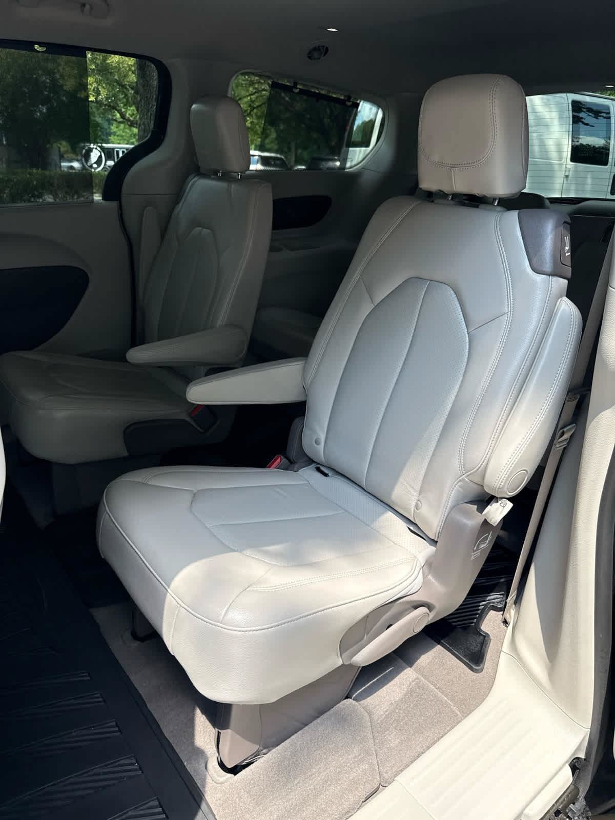 Used 2021 Chrysler Pacifica Touring-L w/ Premium & Safety Sphere Group FWD image 10