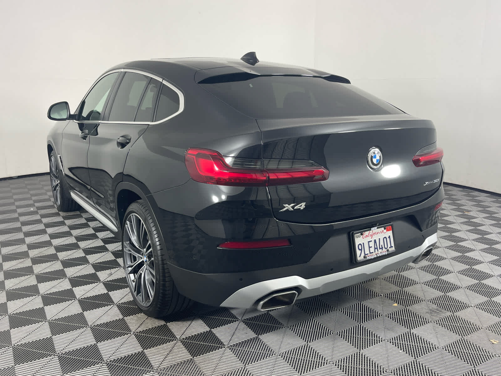 Used 2023 BMW X4 xDrive30i w/ Premium Package AWD/4WD image 5