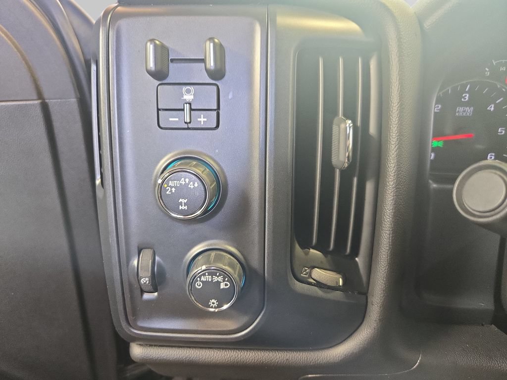 Used 2018 Chevrolet Silverado 1500 Custom w/ Custom Value Package AWD/4WD image 29