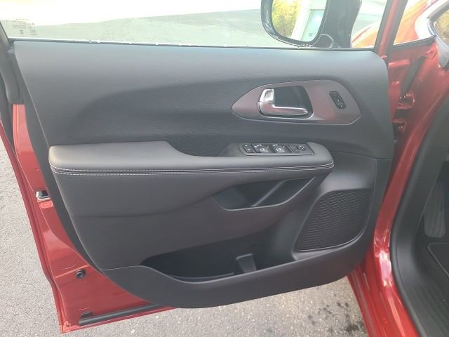 New 2026 Chrysler Pacifica Select image 10