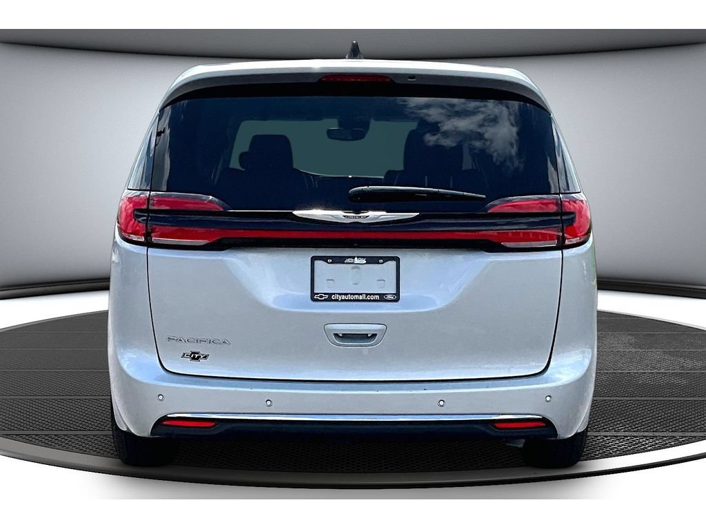 Used 2024 Chrysler Pacifica Touring-L FWD image 6