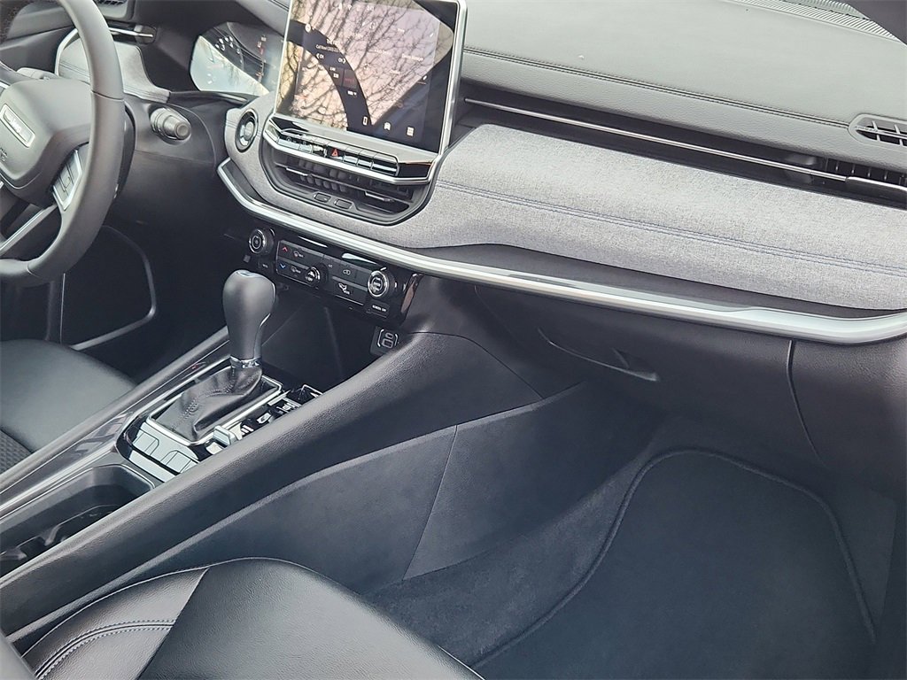 Used 2024 Jeep Compass Latitude image 12