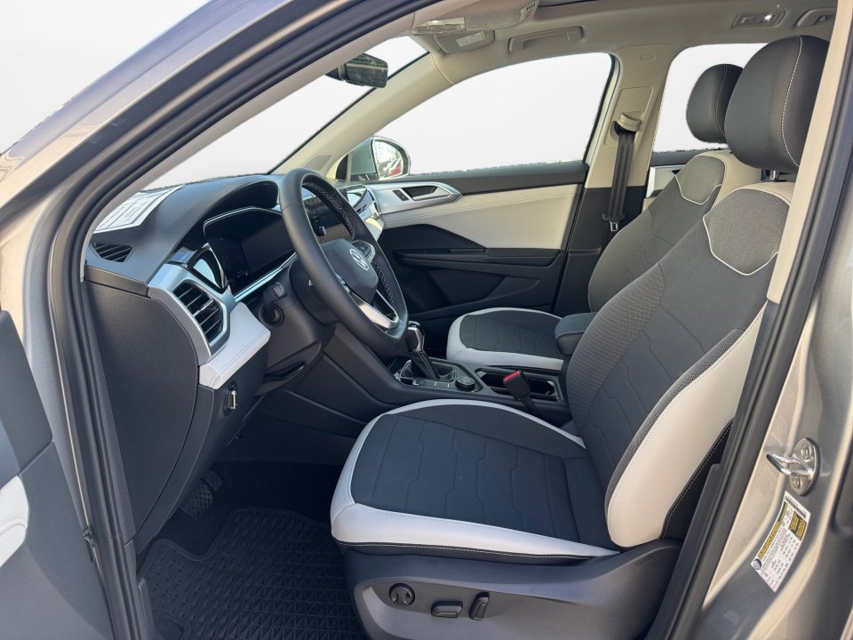 Used 2025 Volkswagen Taos SE w/ Panoramic Sunroof Package image 11