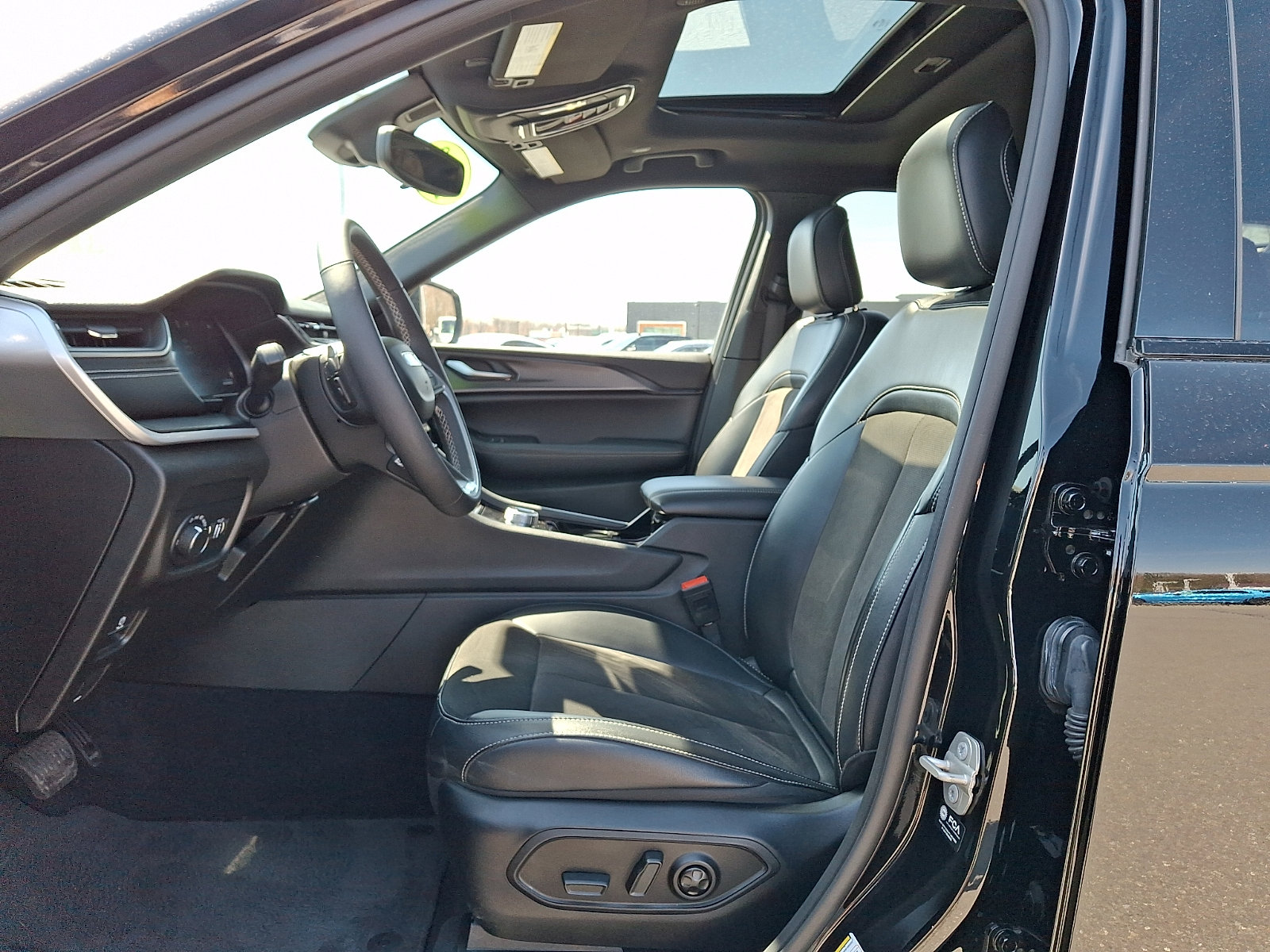 Used 2023 Jeep Grand Cherokee L Laredo AWD/4WD image 14