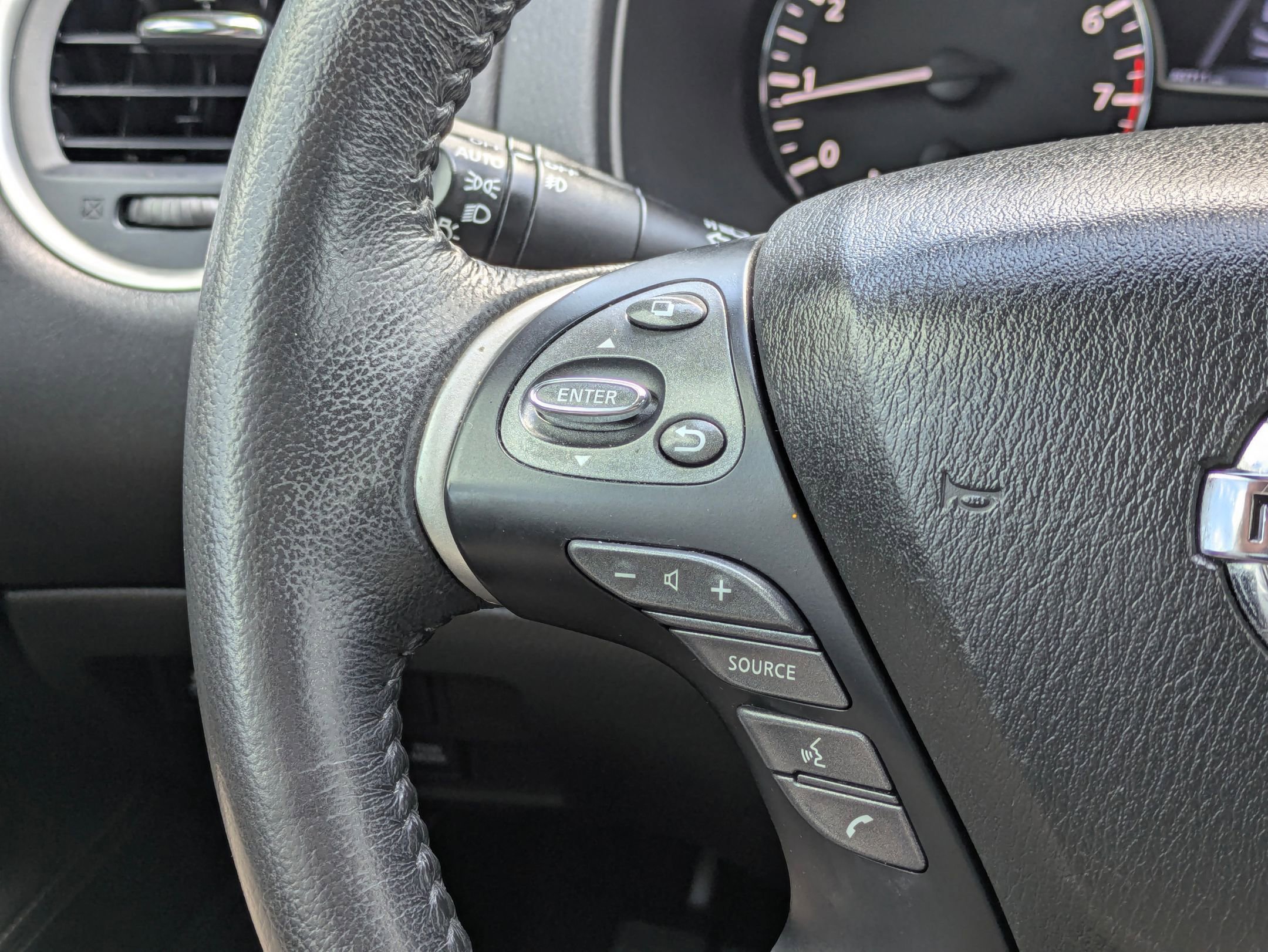 Used 2020 Nissan Pathfinder SV image 21