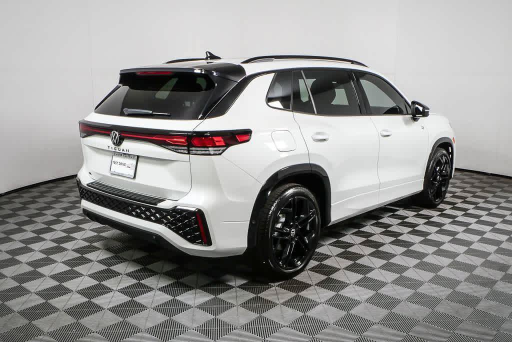 New 2026 Volkswagen Tiguan SE R-Line FWD image 5