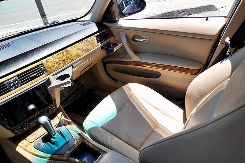 Used 2006 BMW 325i Sedan image 25