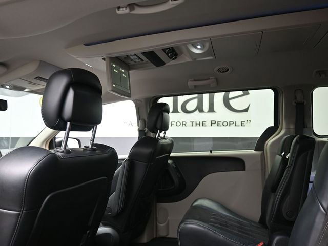 Used 2014 Chrysler Town & Country Touring-L image 24