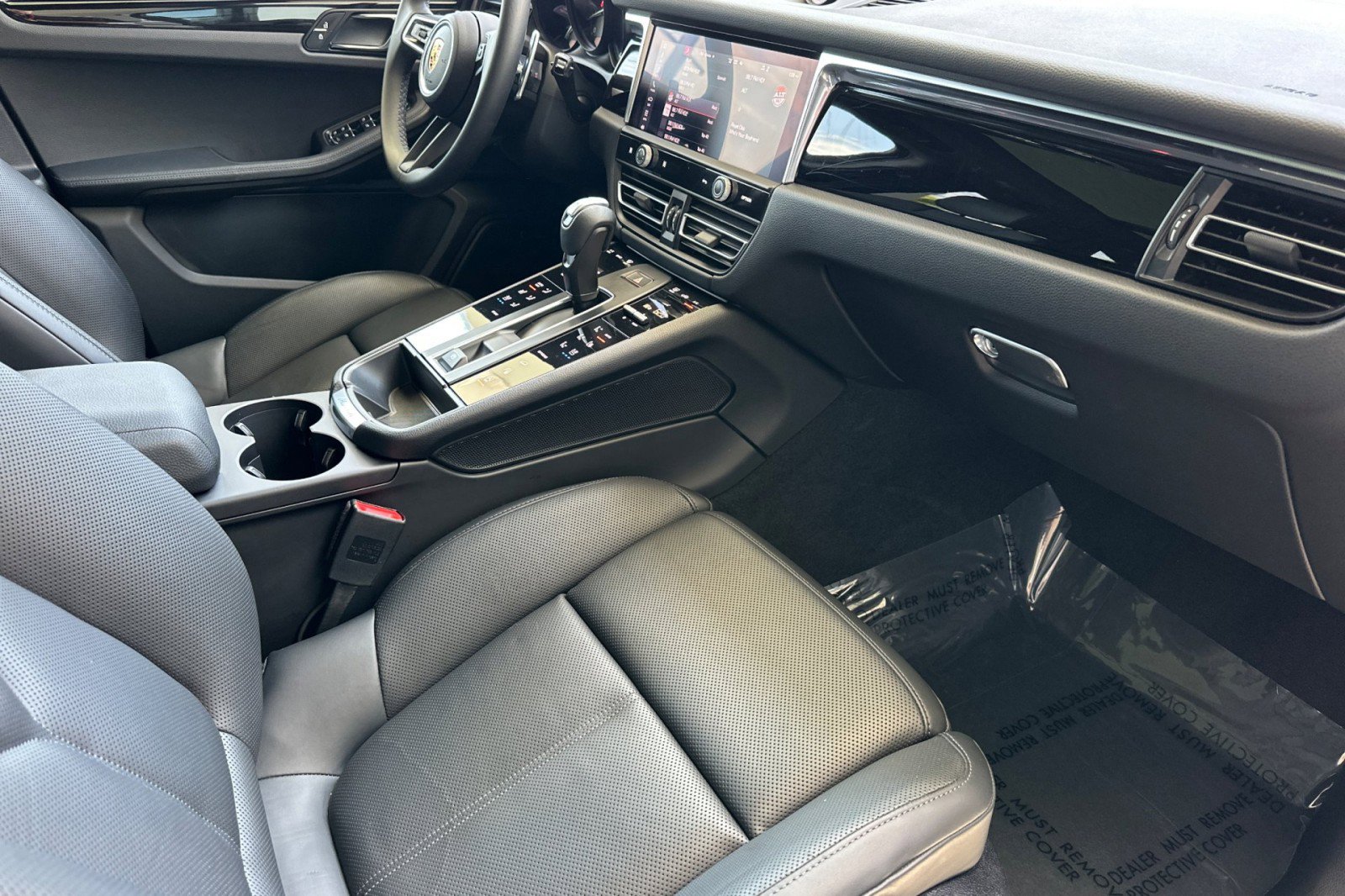 Certified 2022 Porsche Macan AWD/4WD image 16