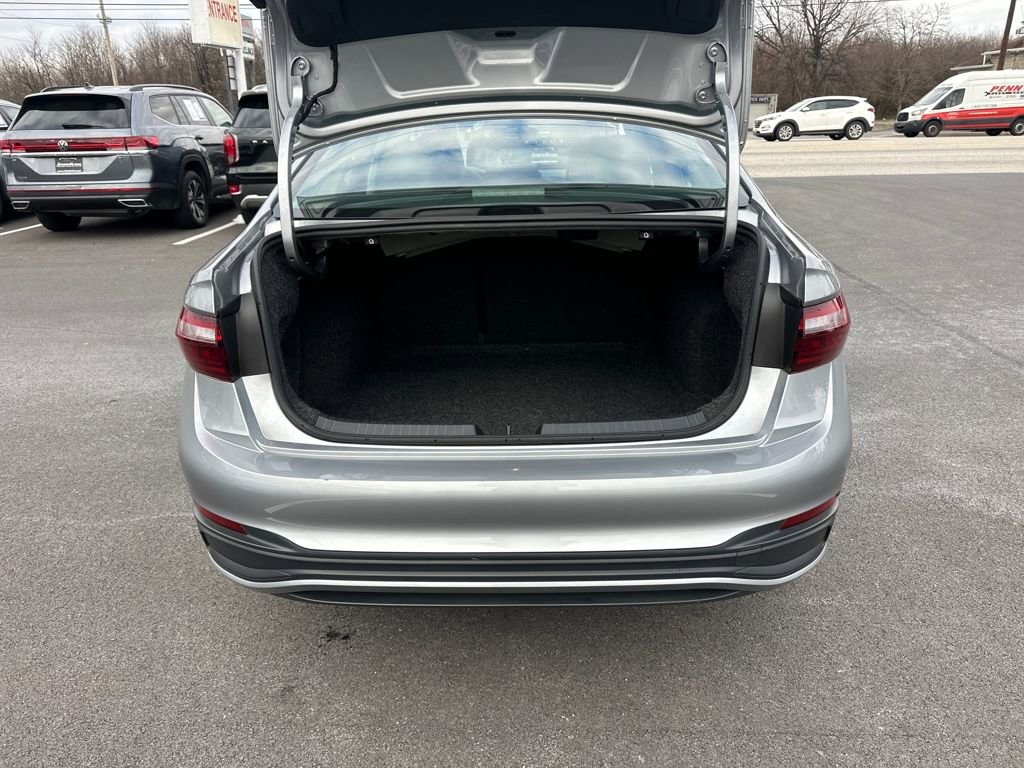Used 2024 Volkswagen Jetta SE image 12