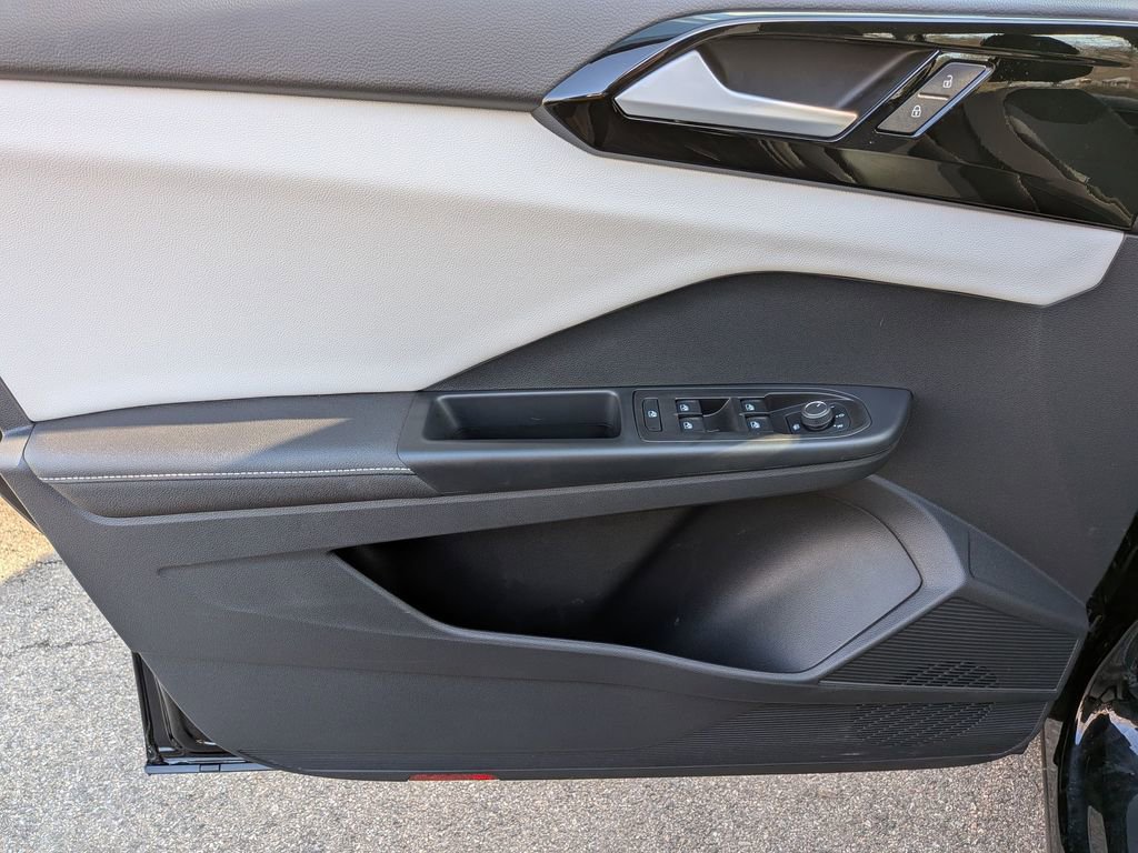 Used 2025 Volkswagen Taos S image 13