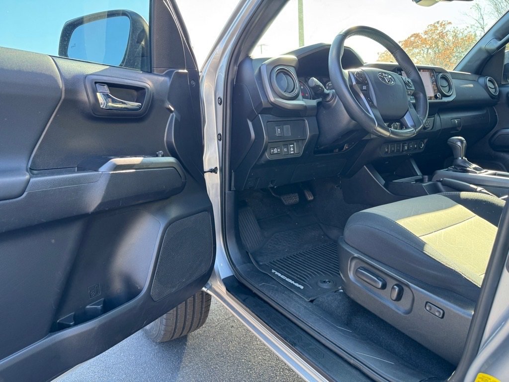 Used 2020 Toyota Tacoma TRD Sport w/ Technology Package image 13