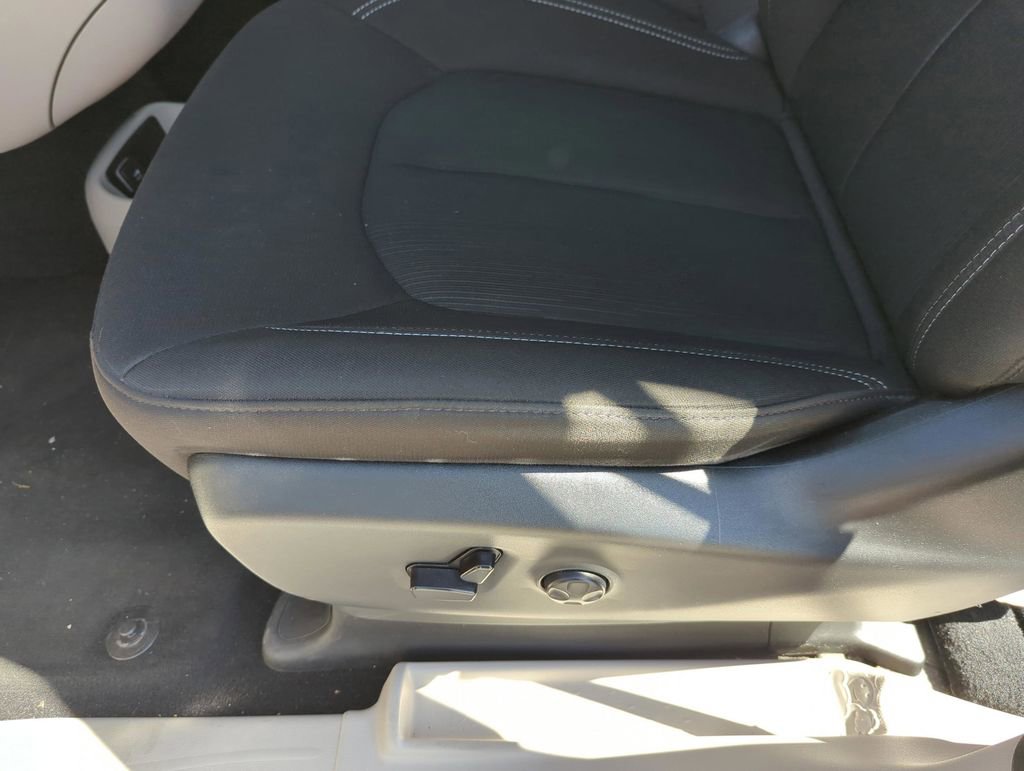 Used 2024 Chrysler Voyager LX image 29
