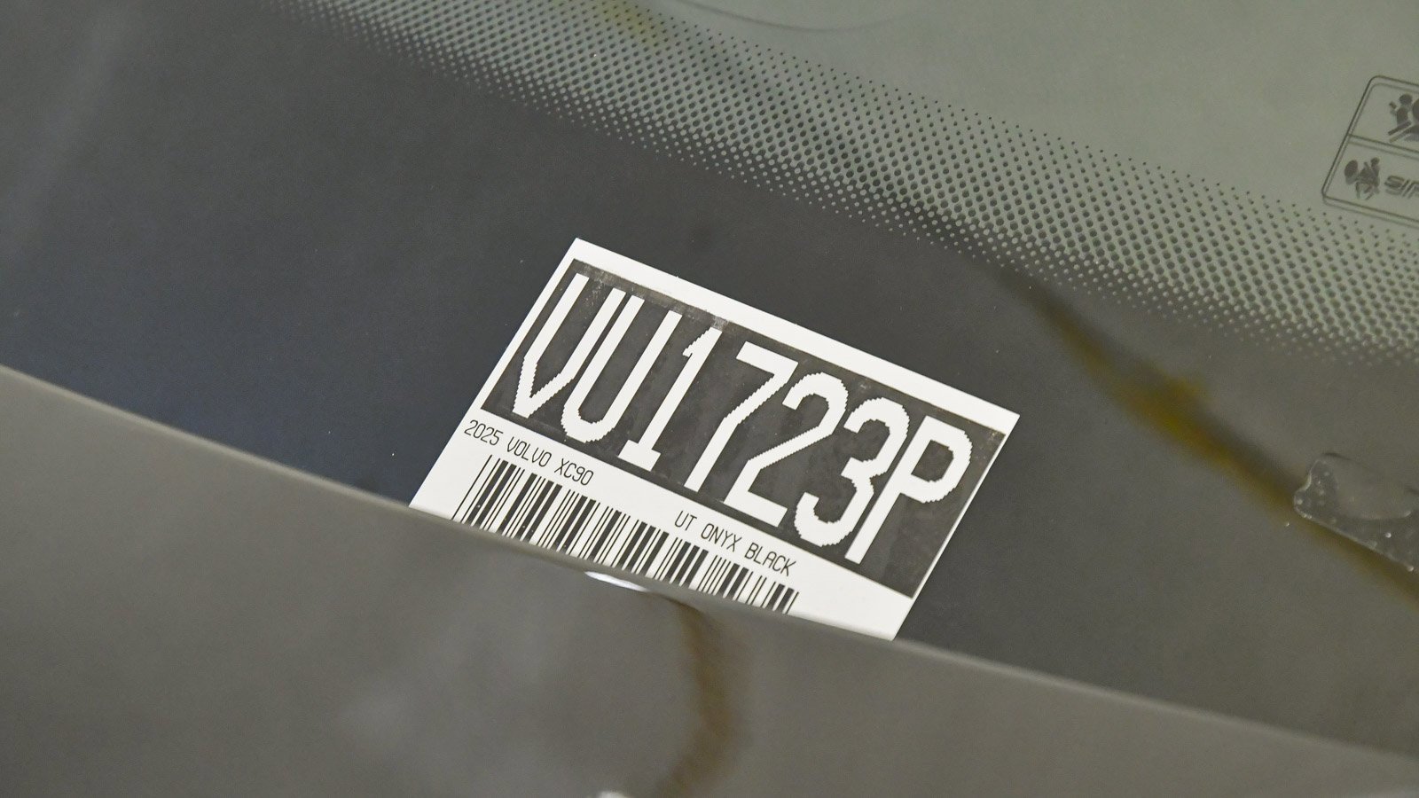 Certified 2025 Volvo XC90 B6 Plus image 32