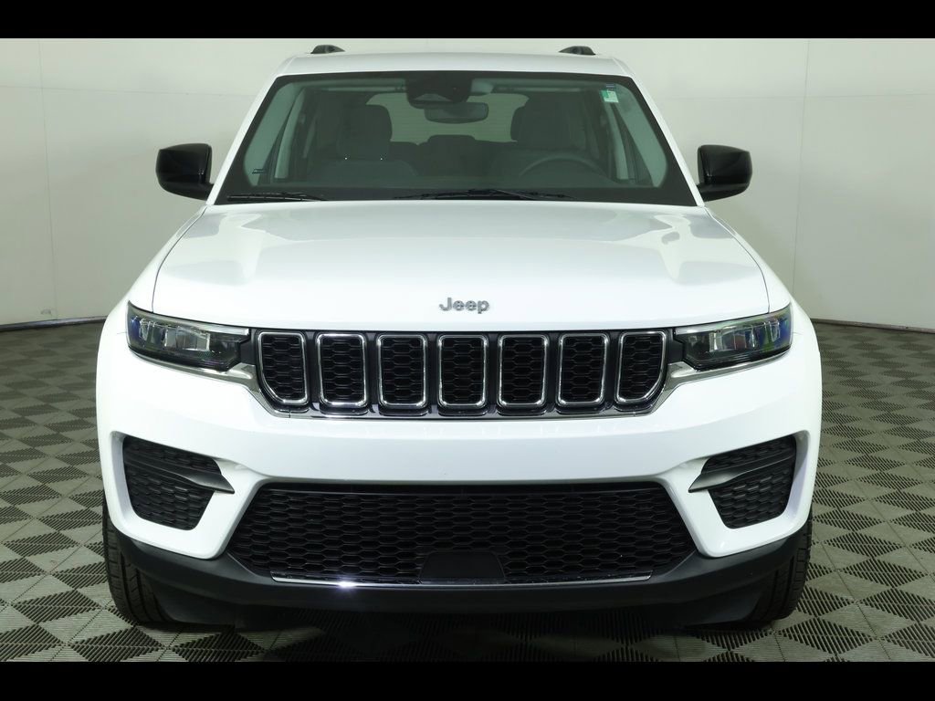 Used 2023 Jeep Grand Cherokee Laredo RWD image 14