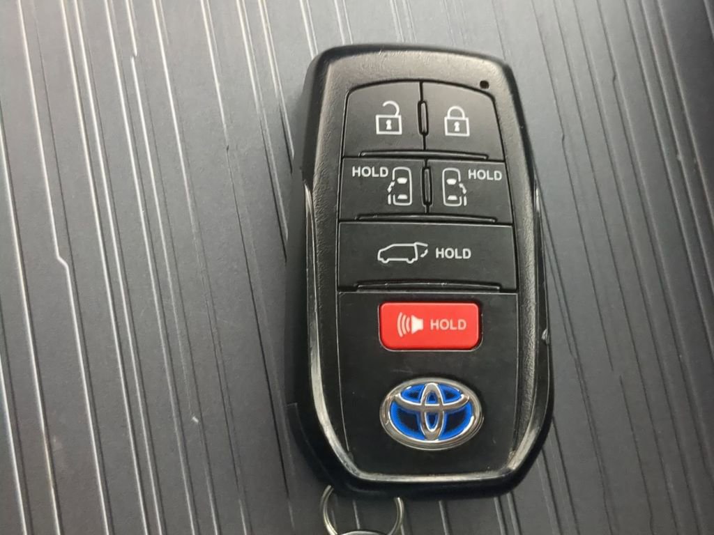 Used 2025 Toyota Sienna XLE image 37