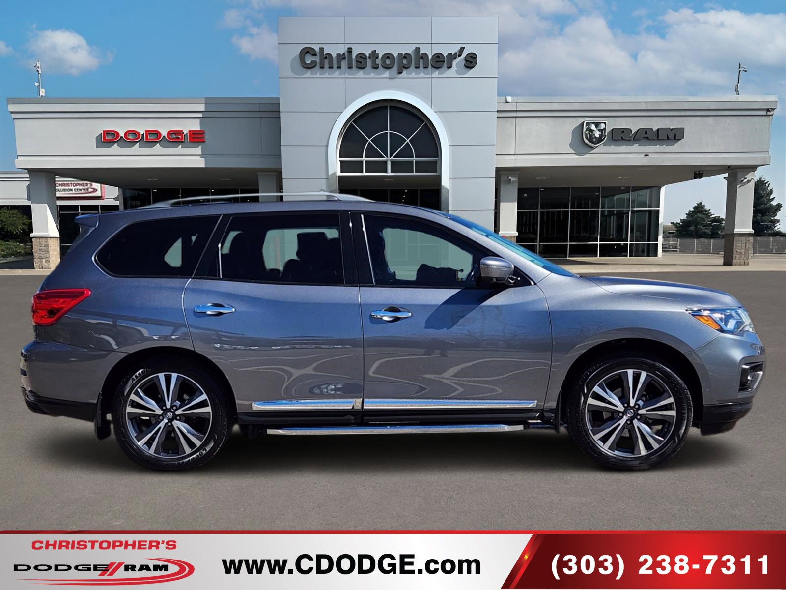 Used 2018 Nissan Pathfinder Platinum image 2