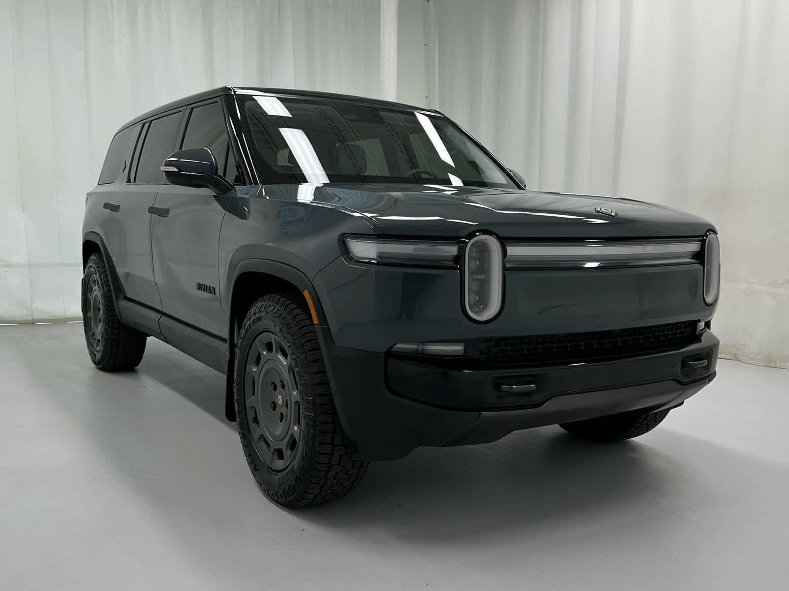 Used 2026 Rivian R1S Premium image 2