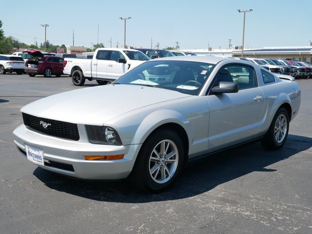 Used 2005 Ford Mustang Coupe RWD image 2